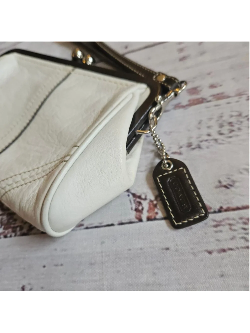 Vintage Coach SoHo Kiss Lock Beige White Leather Wristlet - Picture 2 of 6